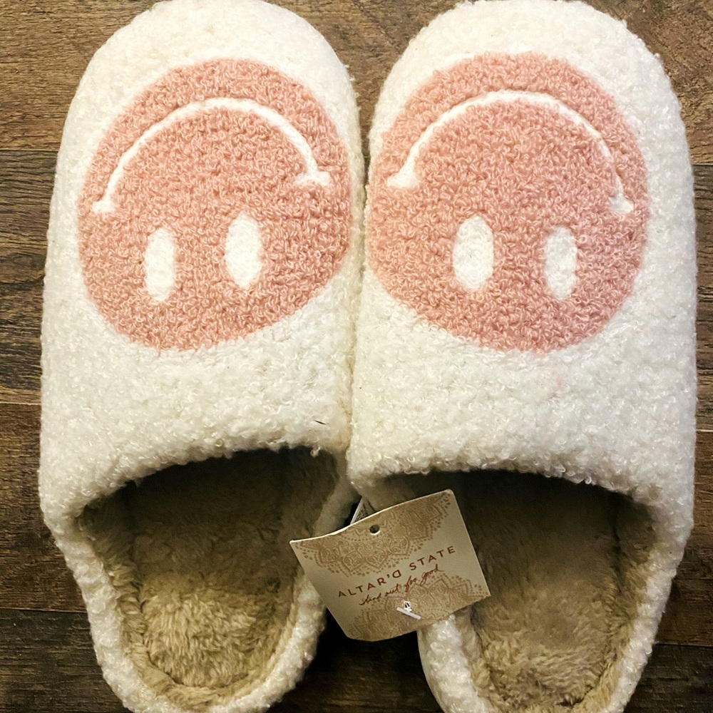 NWT Altar’d State Pink Blush Smile Face / Happy Face Slippers size L- SOLD OUT